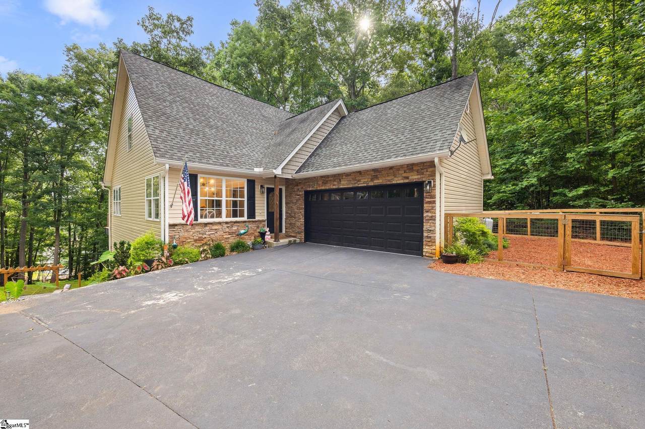 104 Benjamin Drive - Photo 1
