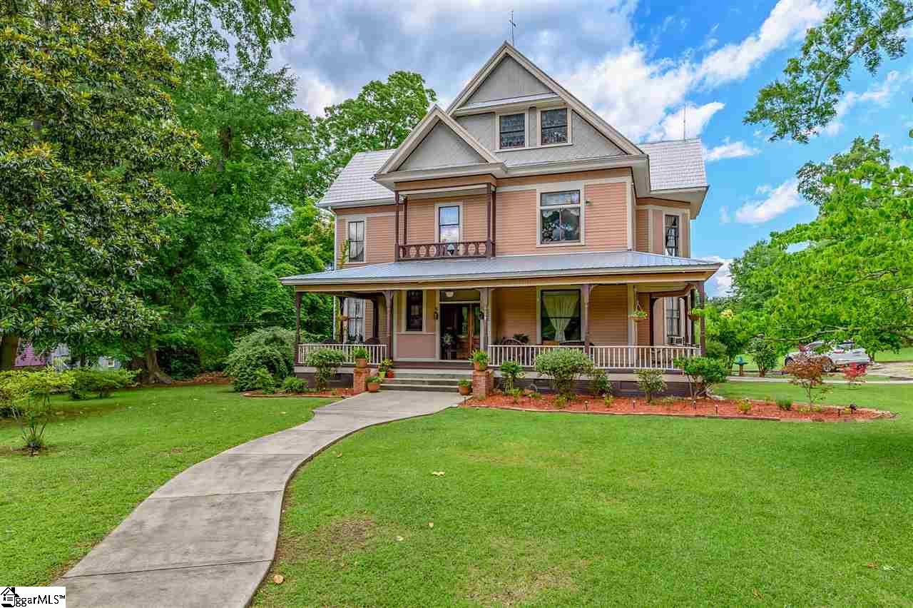 232 Hampton Avenue - Photo 1