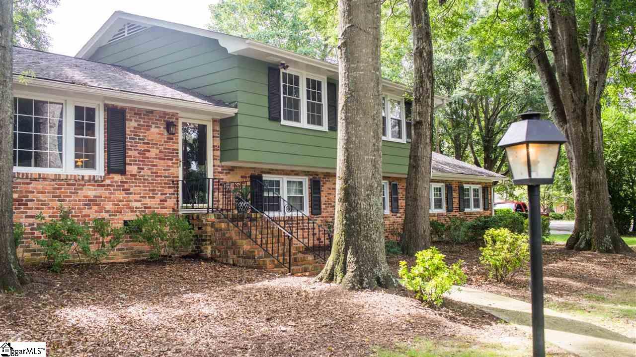 102 Rollingreen Road - Photo 1