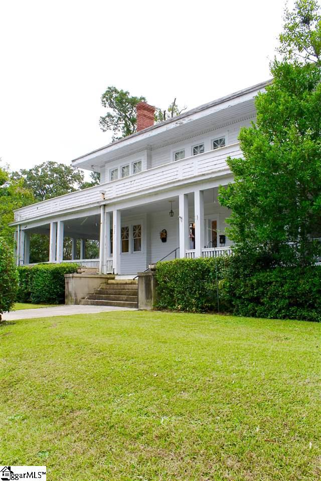 212 Hampton Avenue - Photo 1