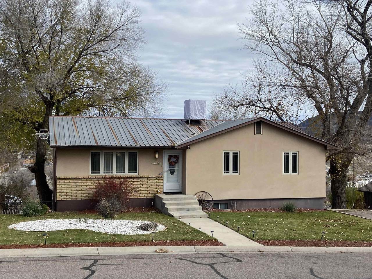 404 Hutton Avenue - Photo 1