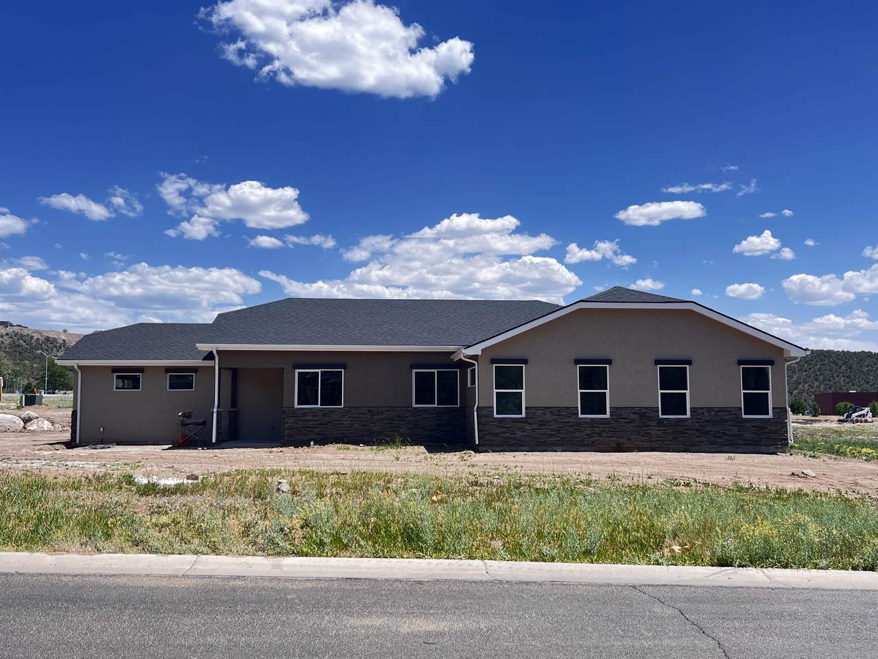 305 Sandstone Court - Photo 1