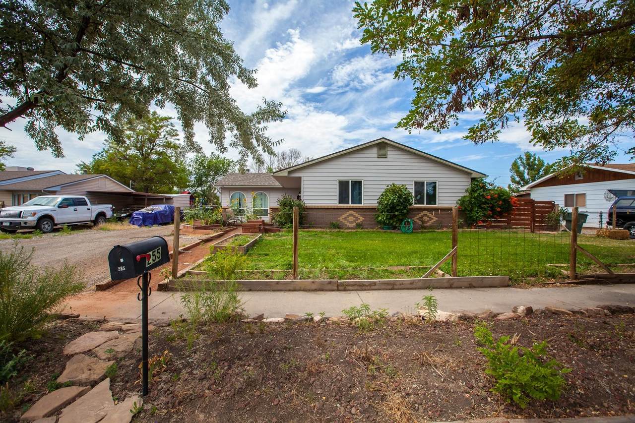 255 Parkview Drive - Photo 1