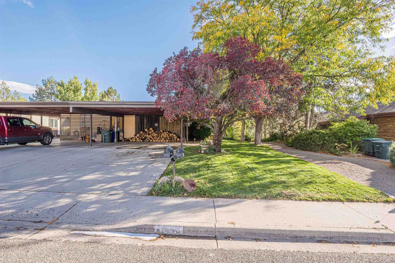 1041 Lakeside Drive - Photo 1