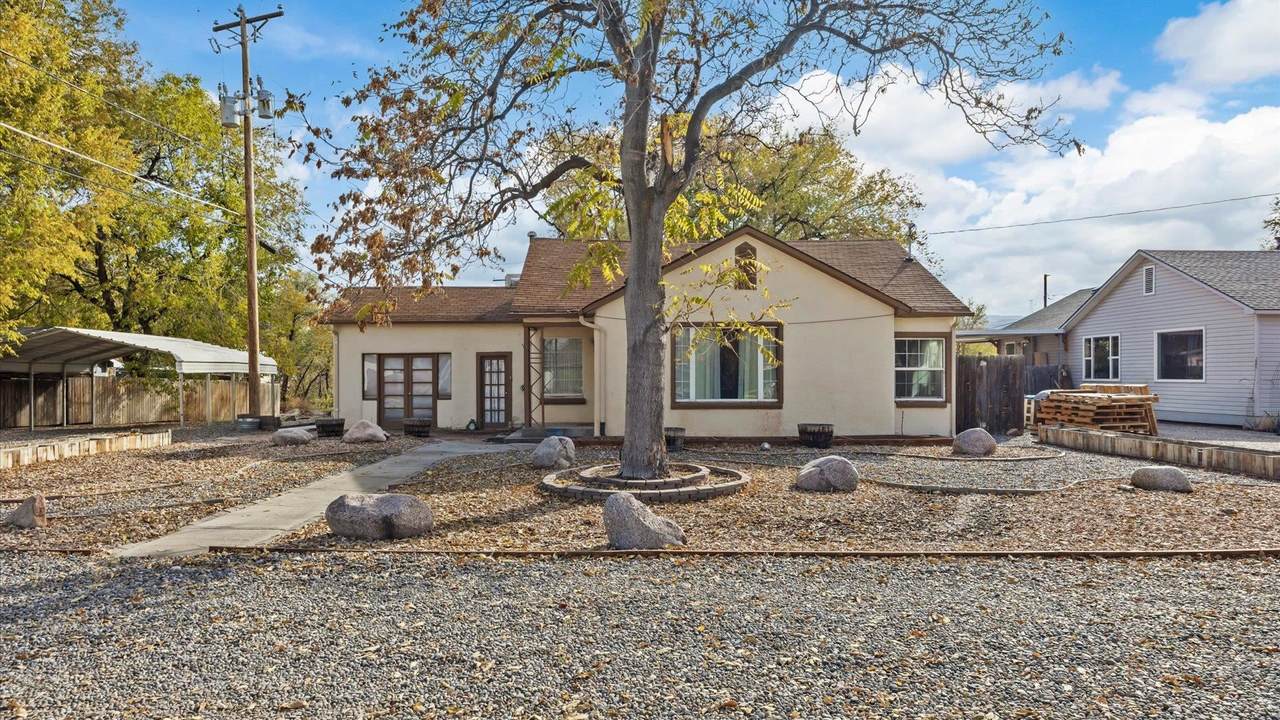 1055 Glenwood Drive - Photo 1