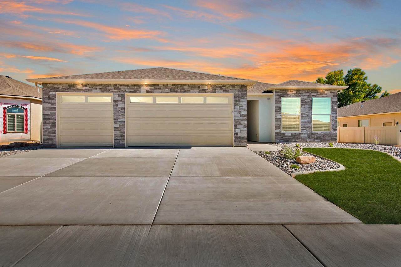 690 Strathearn Drive - Photo 1