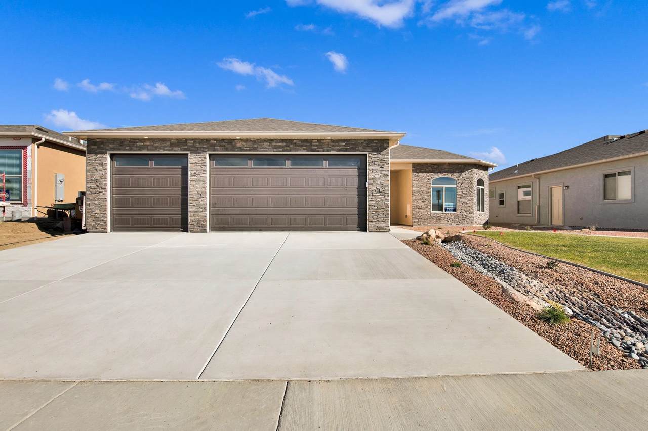 698 Arran Way - Photo 1
