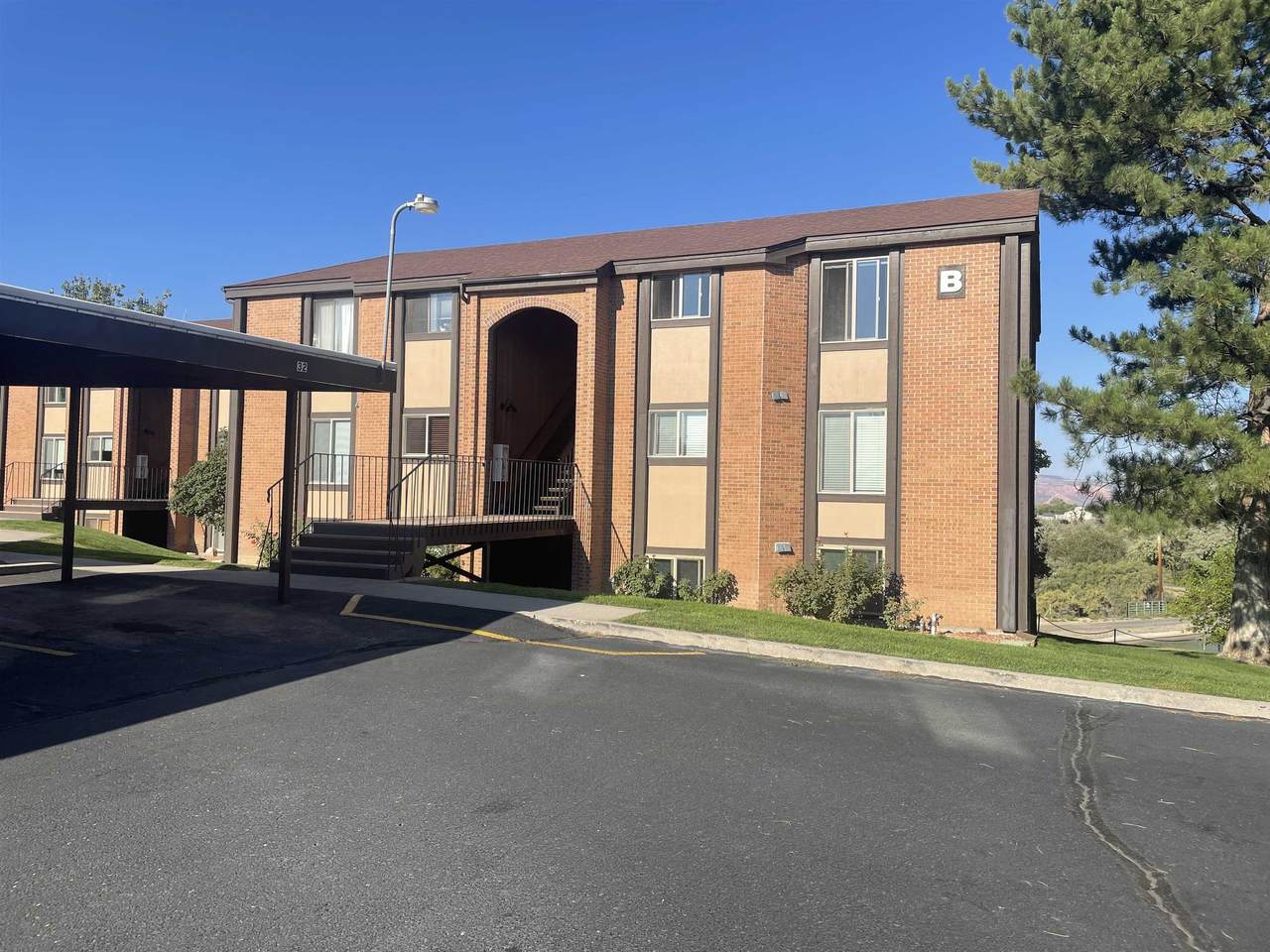 961 Lakeside Drive - Photo 1