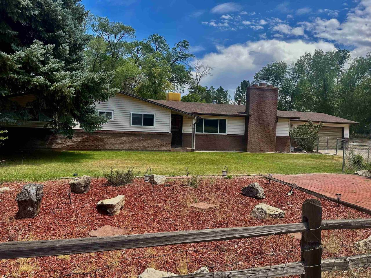 556 20 Road - Photo 1