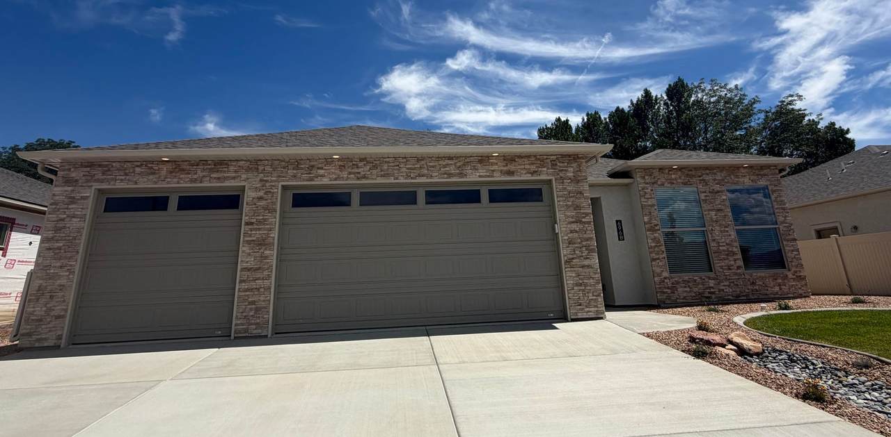 696 Arran Way - Photo 1