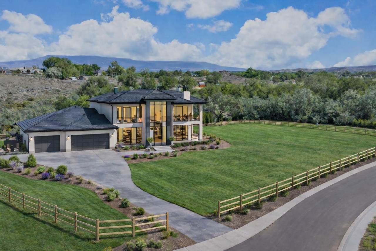 668 Ellen Drive - Photo 1