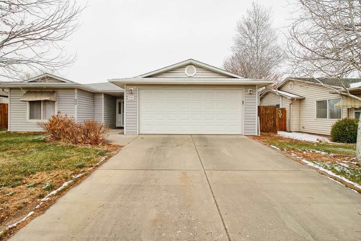 272 Hanover Circle - Photo 1