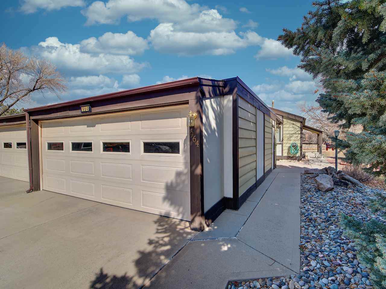 964 Lakeside Court - Photo 1