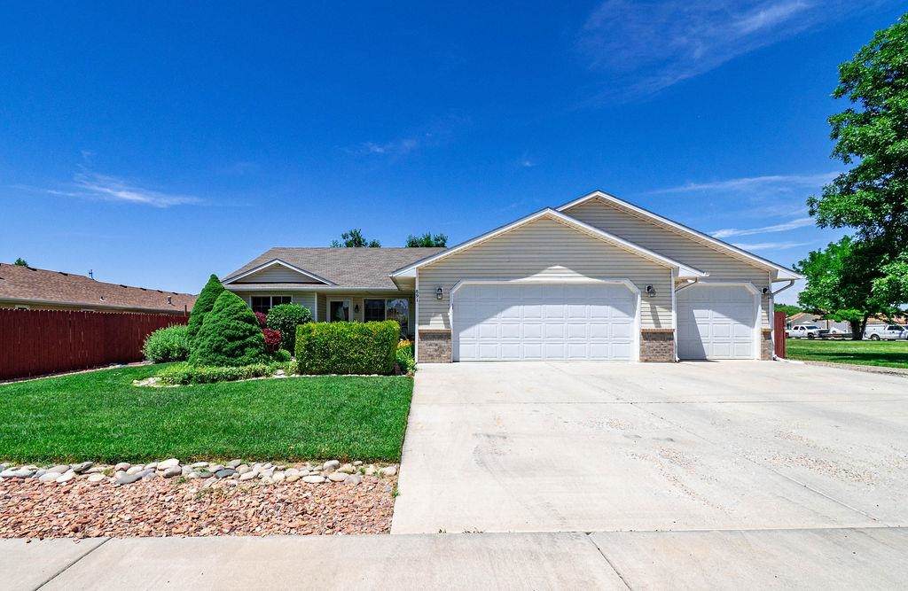 891 Henry Circle - Photo 1