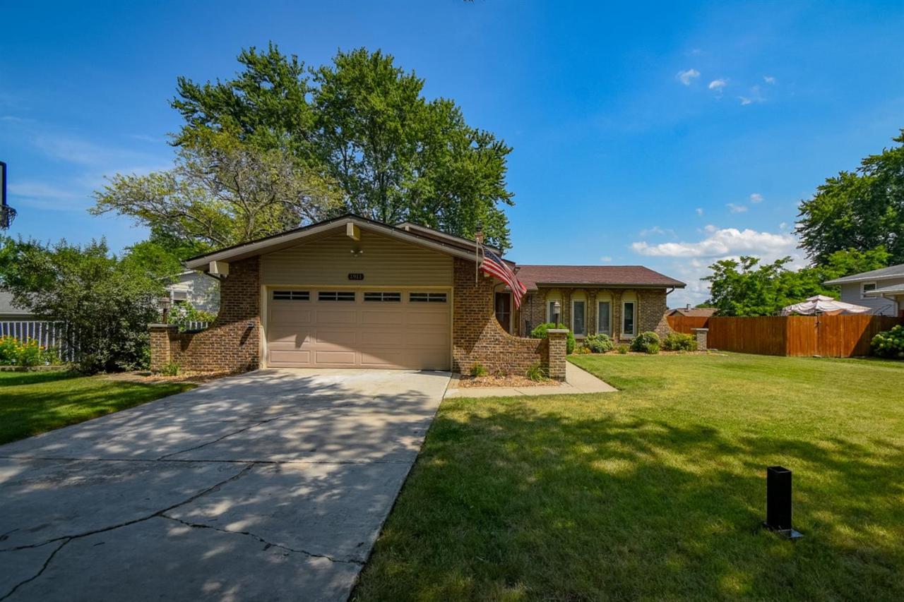 1911 Robinhood Boulevard - Photo 1
