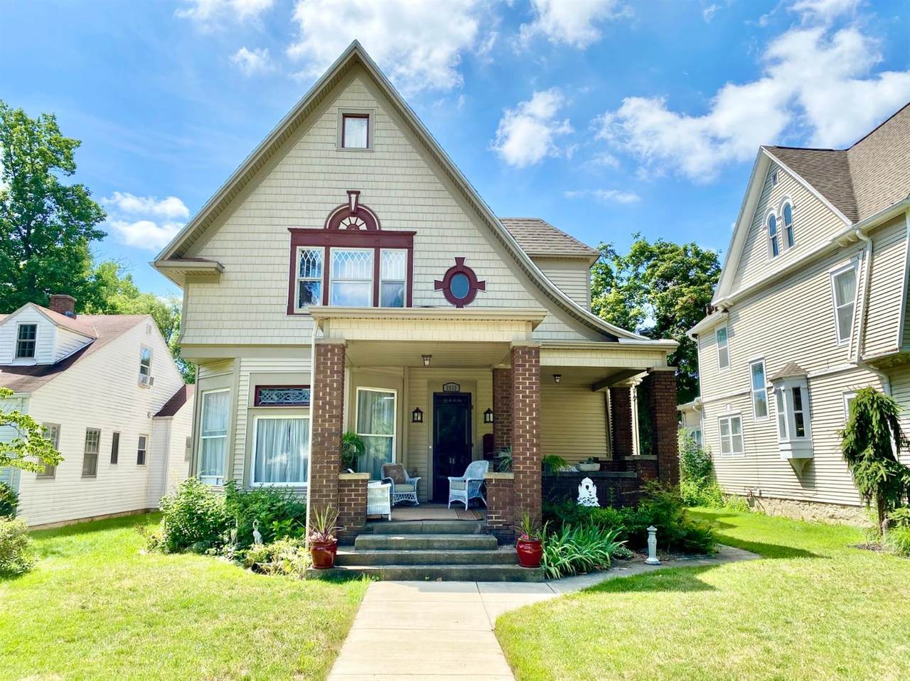 2533 Broadway - Photo 1