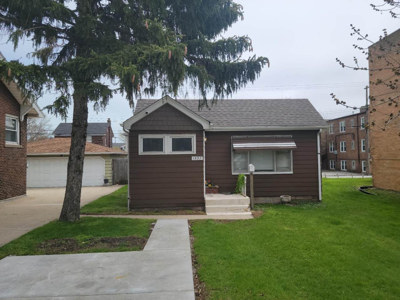 1537 Calumet Avenue - Photo 1