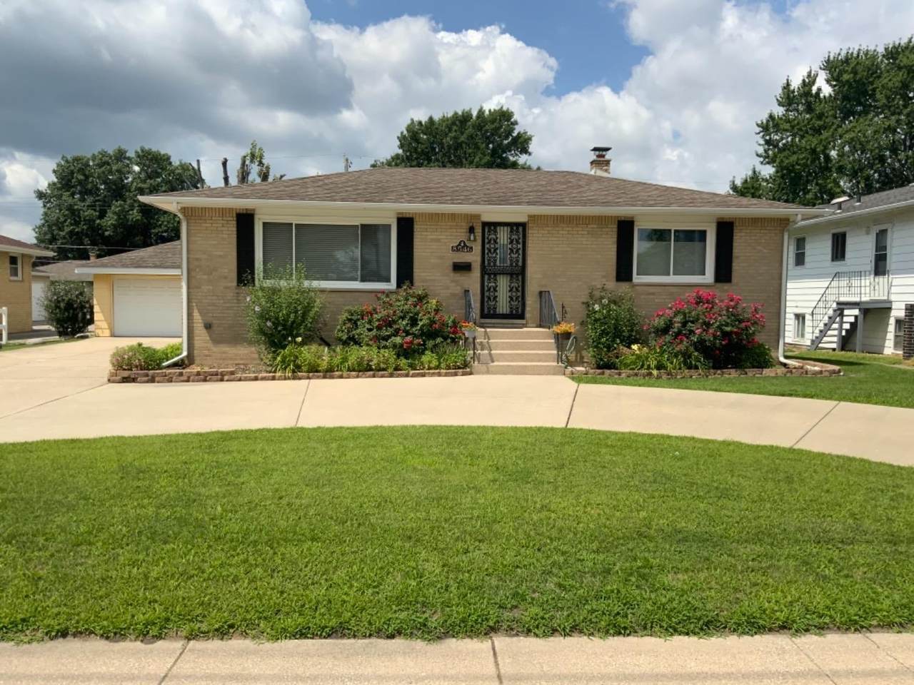 8546 Calumet Avenue - Photo 1