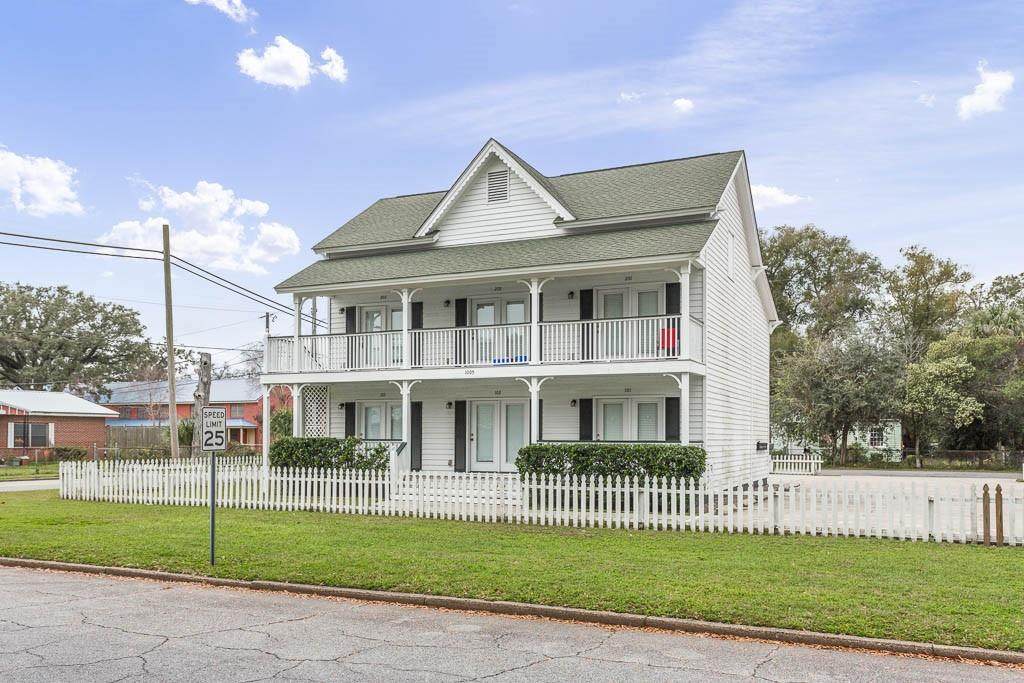 1005 Newcastle Street - Photo 1