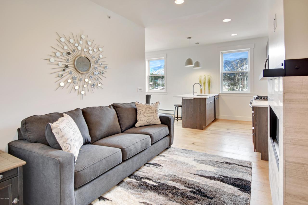 800 Park Ave - Photo 1