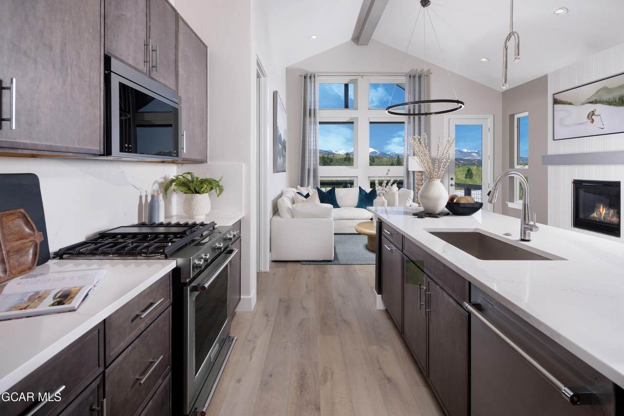 77 Promontory Point - Photo 1