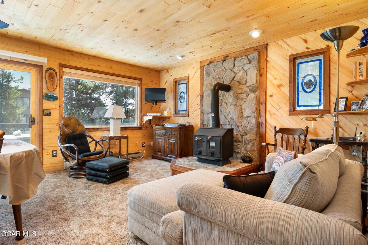 411 Kinnikinnick Road - Photo 1