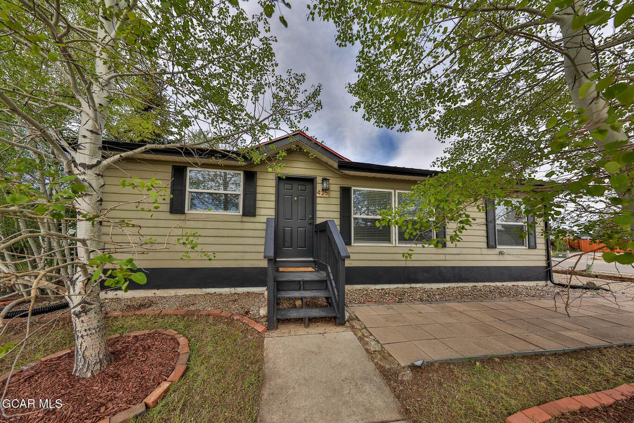 425 7TH Street - Photo 1