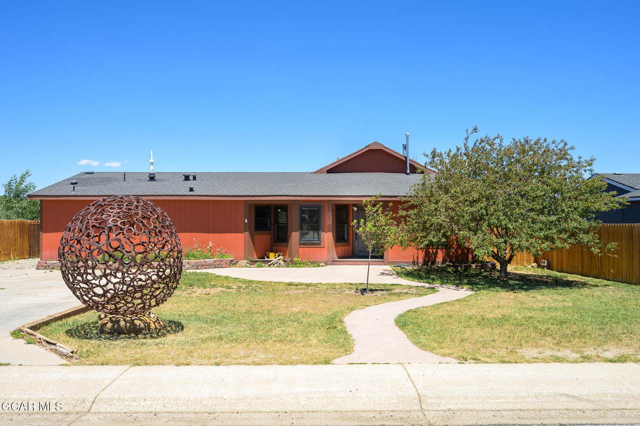 305 Vista Avenue - Photo 1