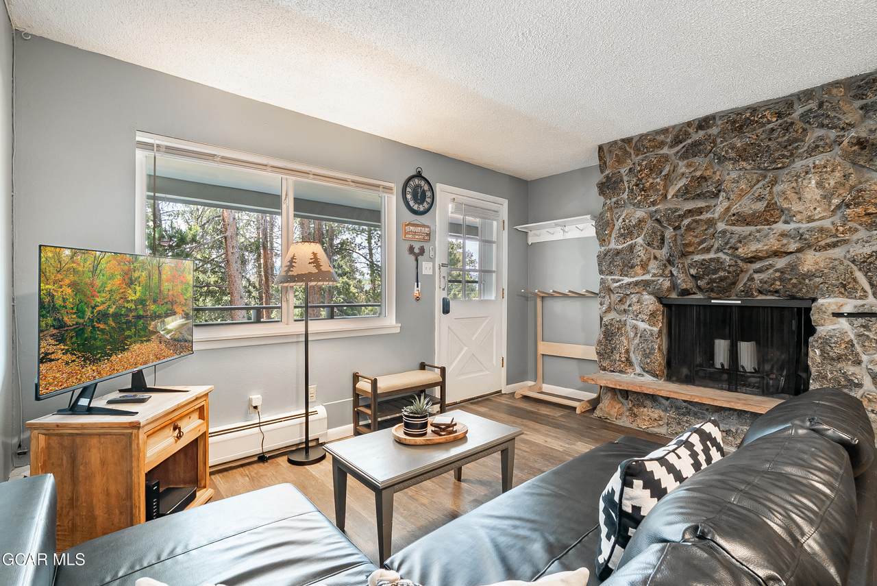 400 Hi Country Drive - Photo 1