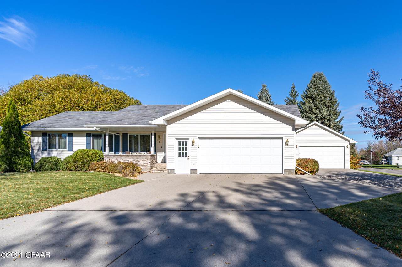 711 9TH Street - Photo 1