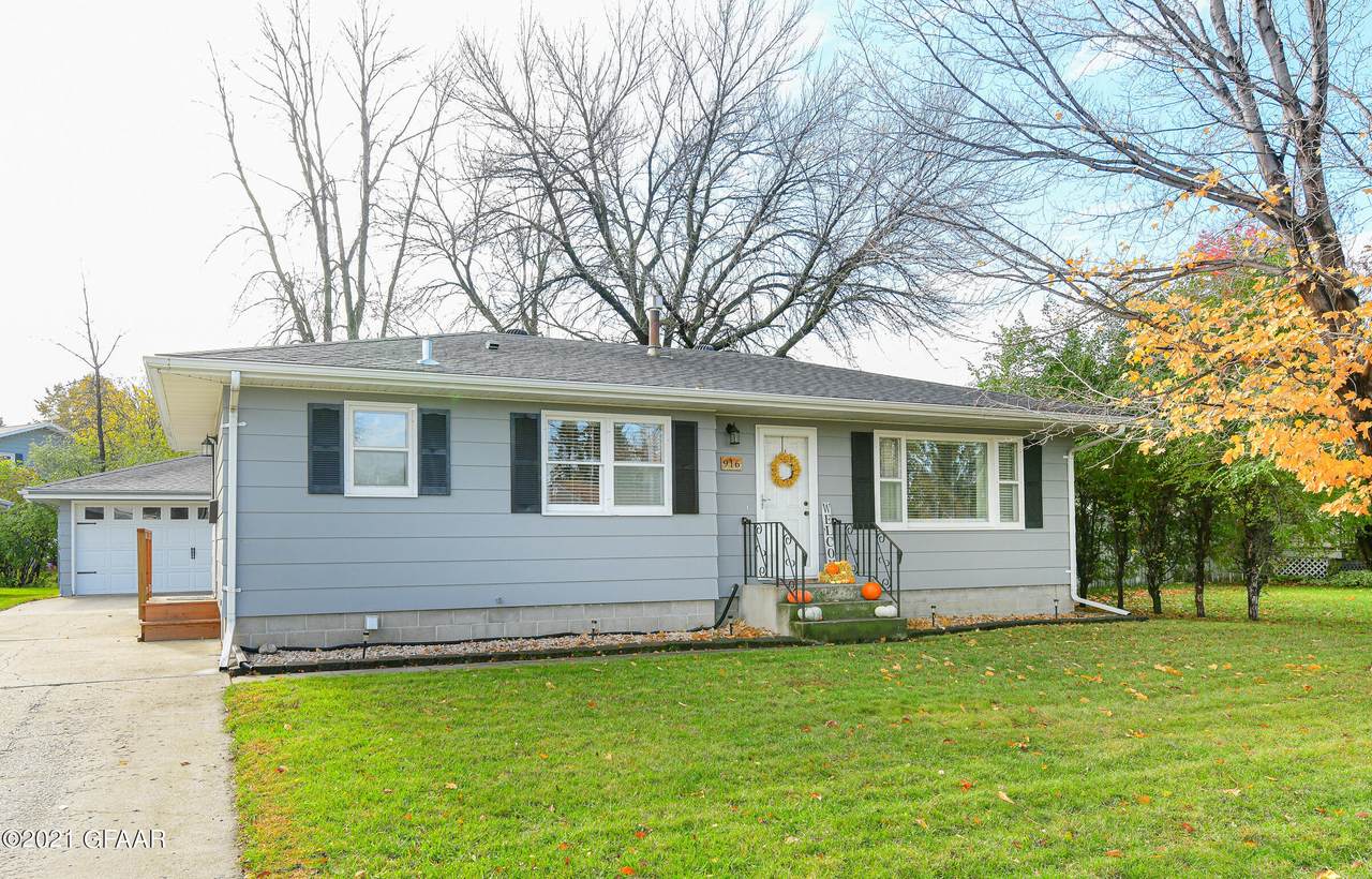 916 6TH Street - Photo 1