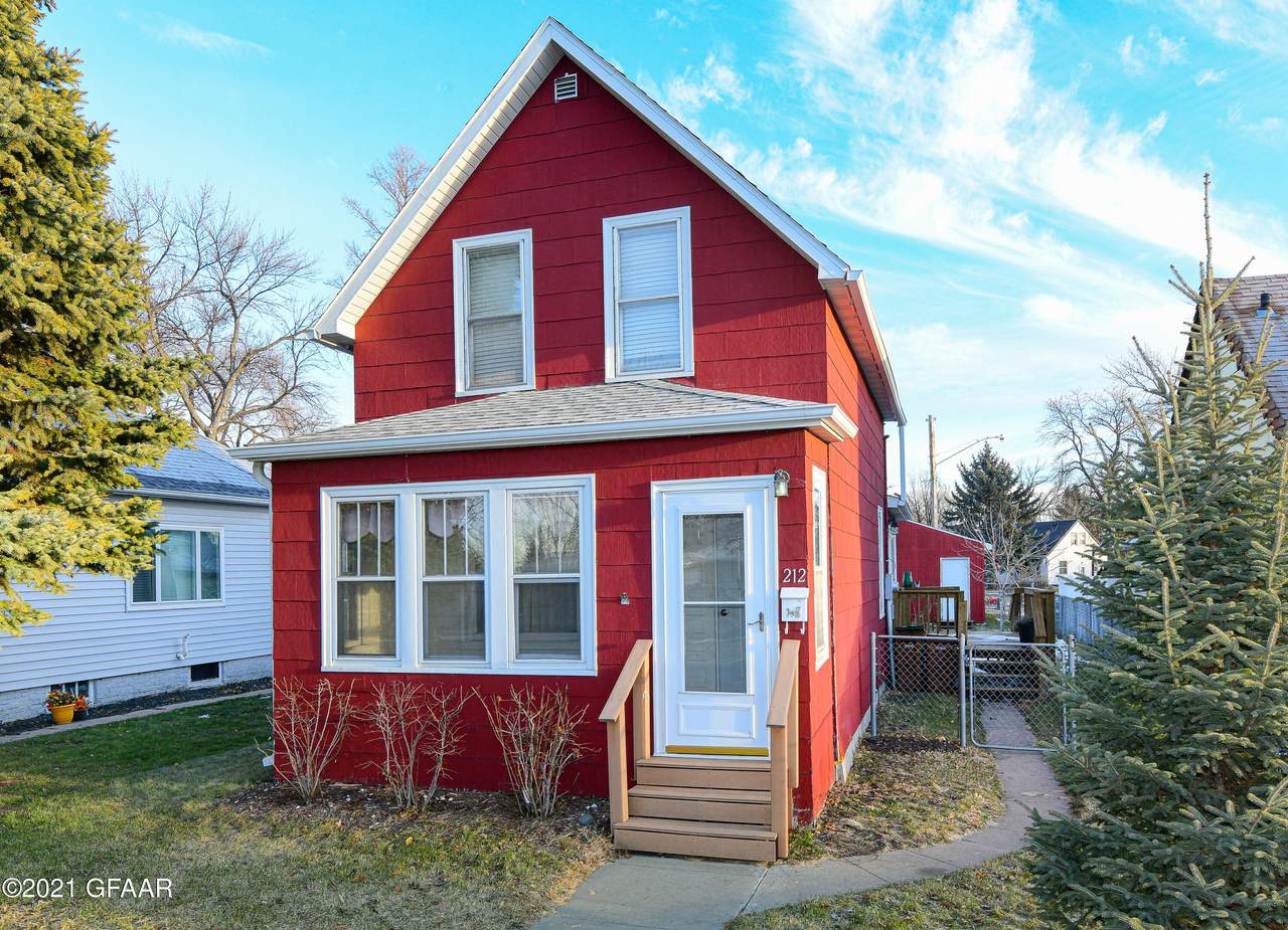 212 6TH Street - Photo 1