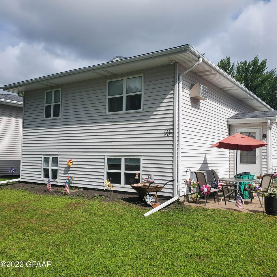 736/738 Great Plains Court - Photo 1