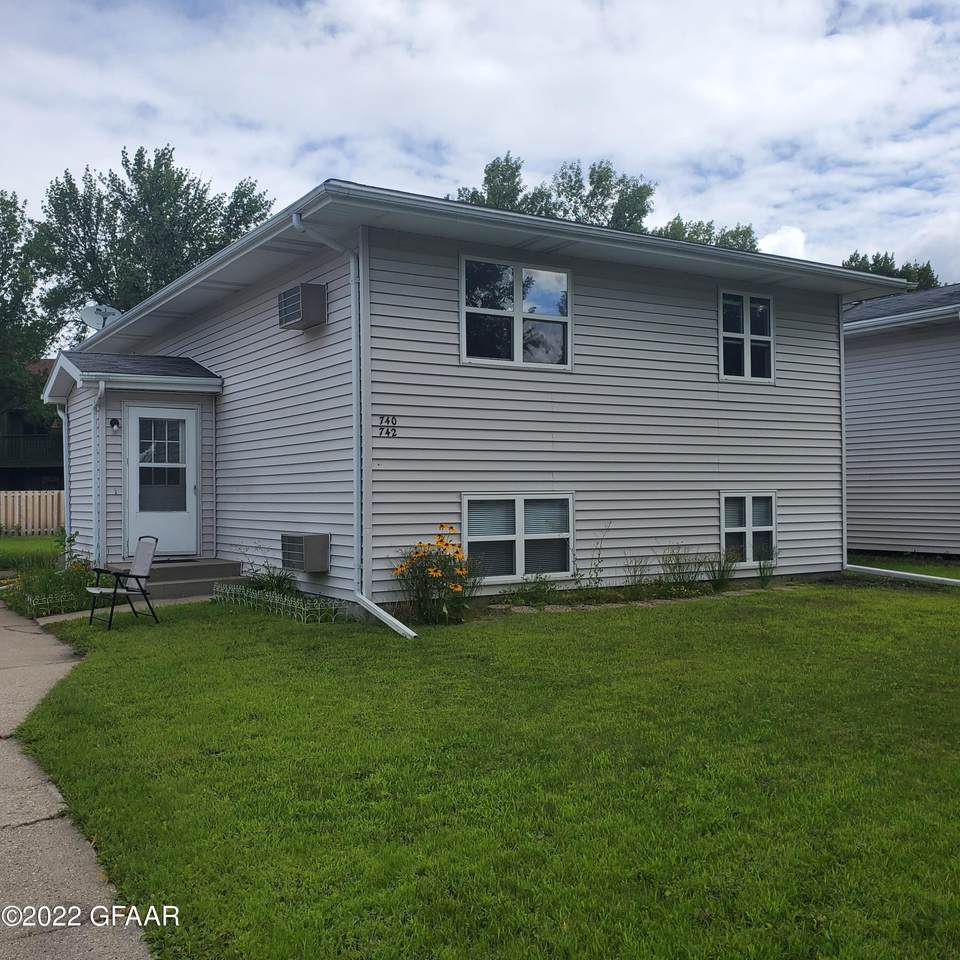 740/742 Great Plains Court - Photo 1