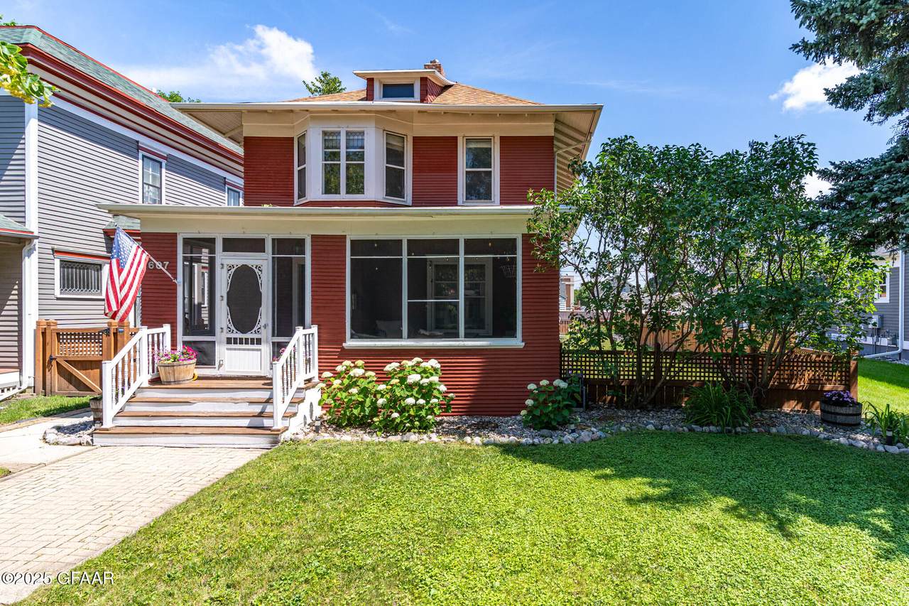 607 5TH Street - Photo 1