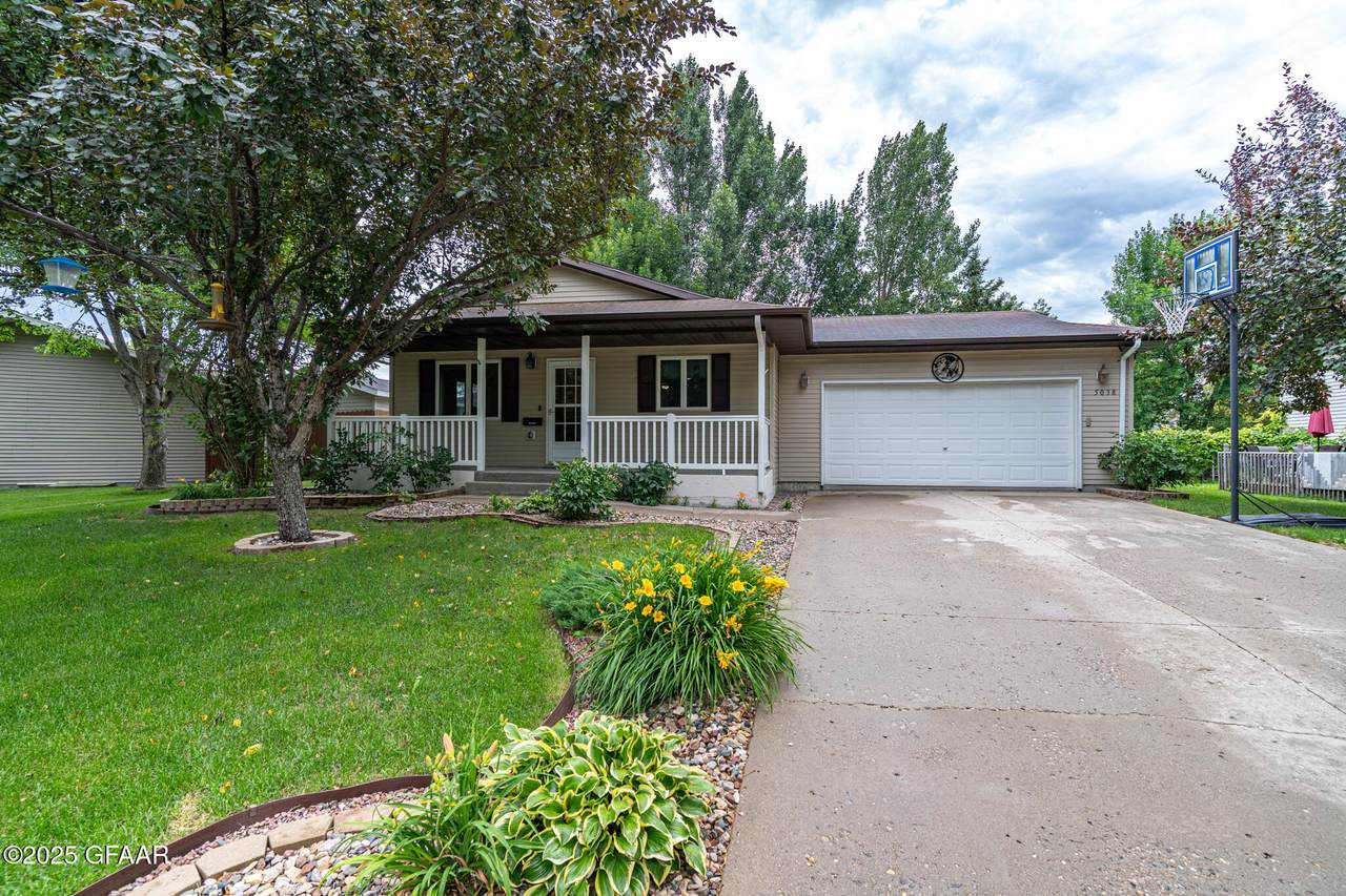 5038 Elm - Photo 1