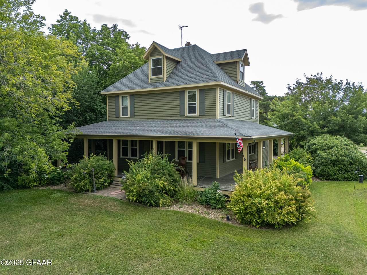 5518 158TH AVE NE - Photo 1