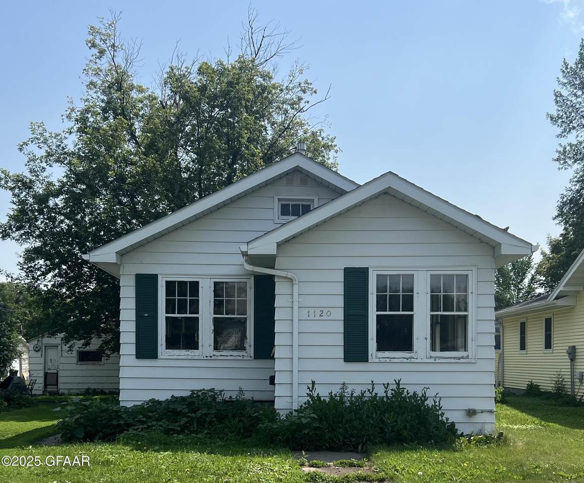 1120 Kittson Avenue - Photo 1