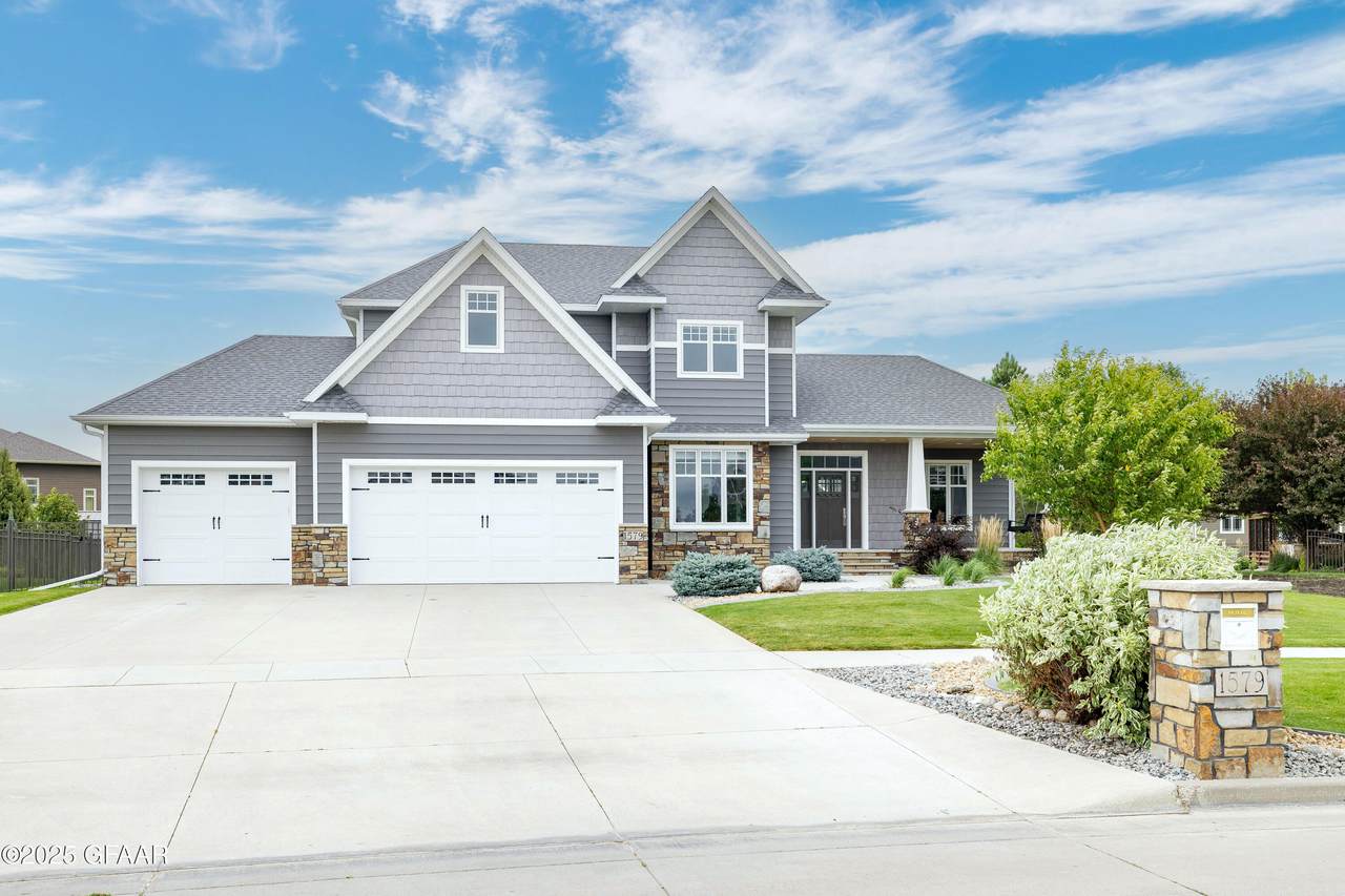 1579 Kings View Dr - Photo 1