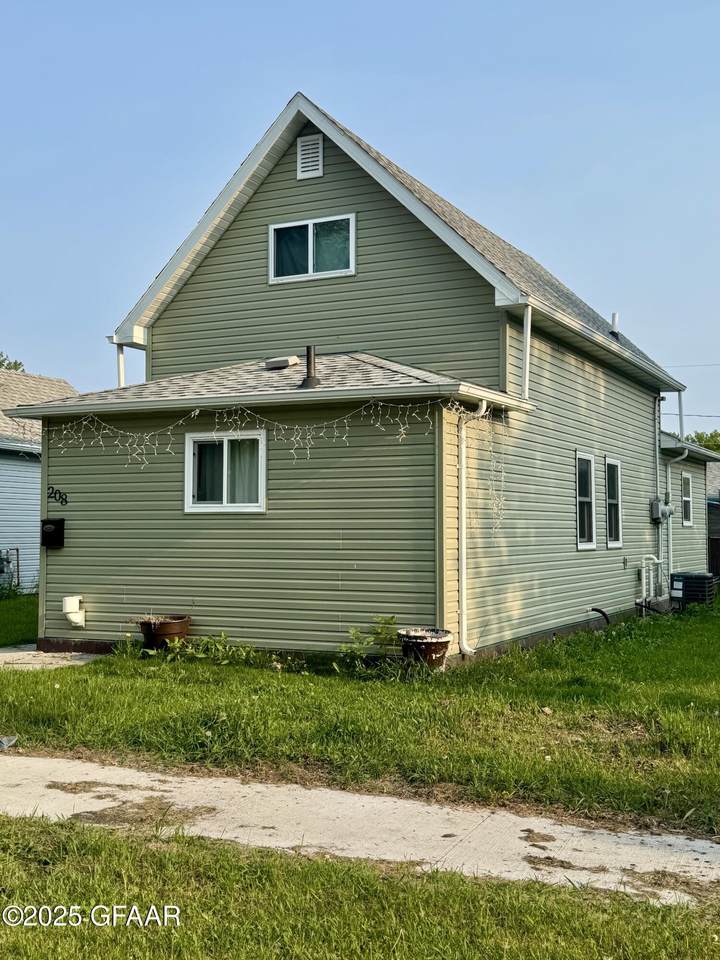 208 10TH Street - Photo 1