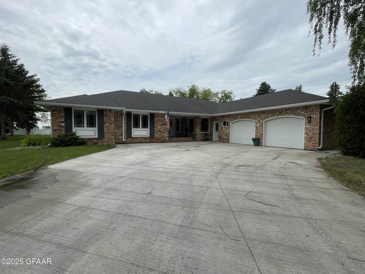 214 14TH Street - Photo 1