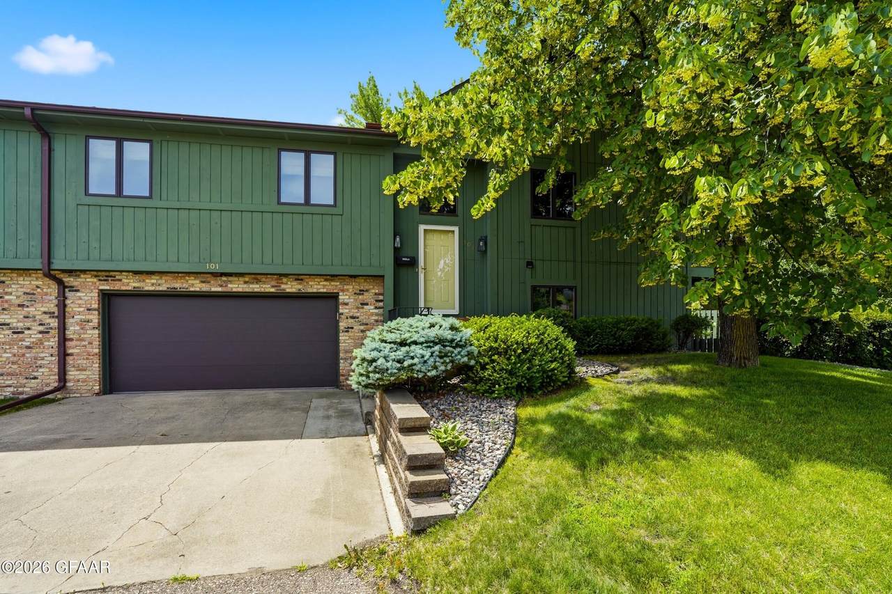725 40TH Avenue - Photo 1