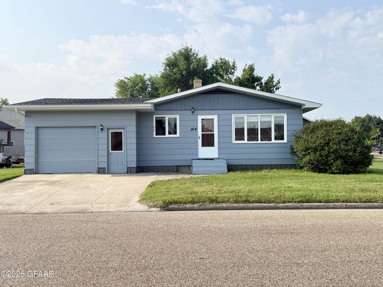 914 11TH Avenue - Photo 1