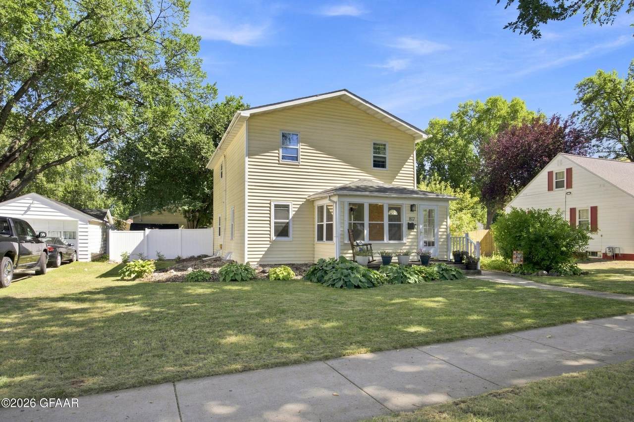 817 9TH Street - Photo 1