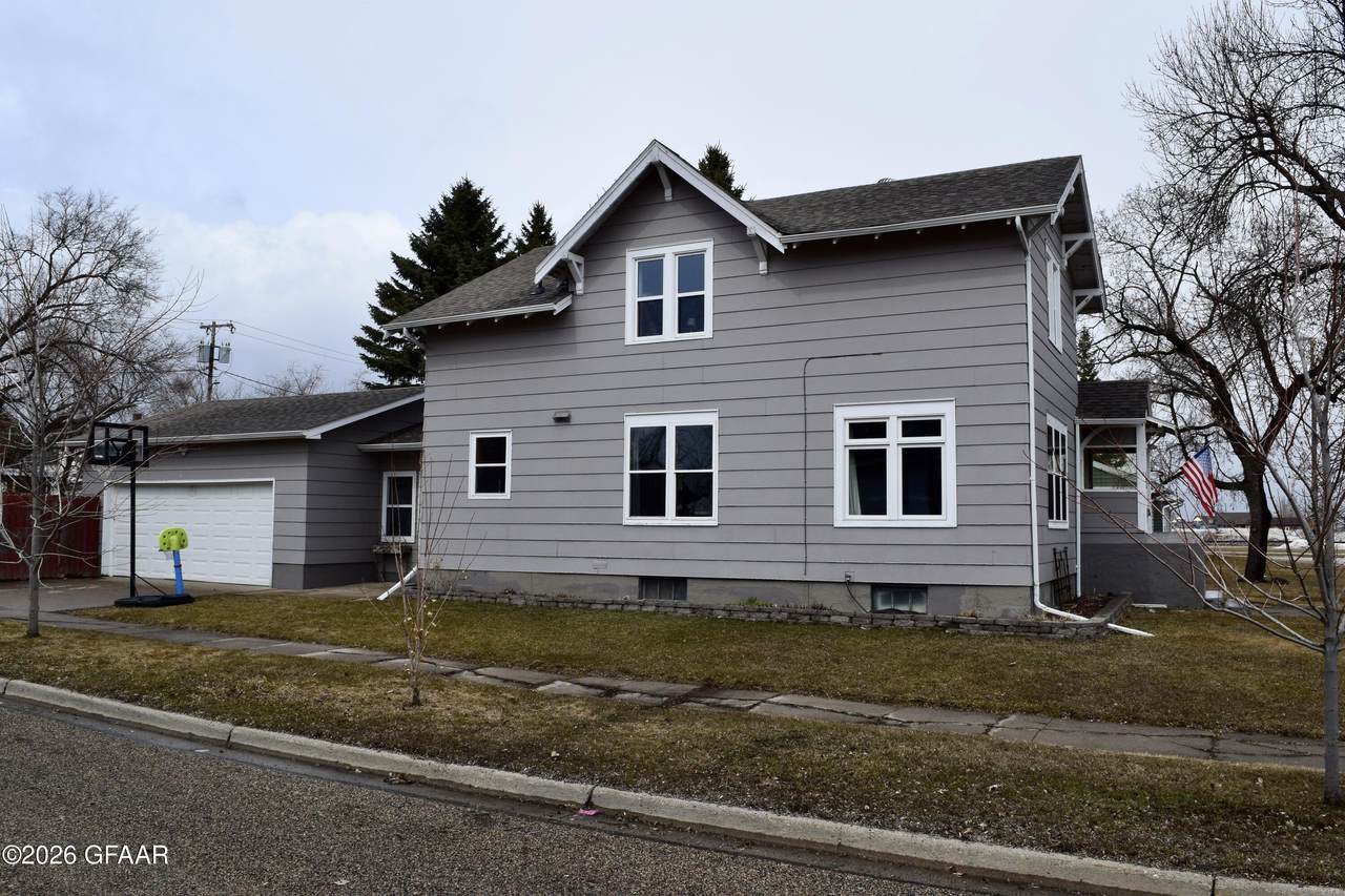 903 6TH Avenue - Photo 1