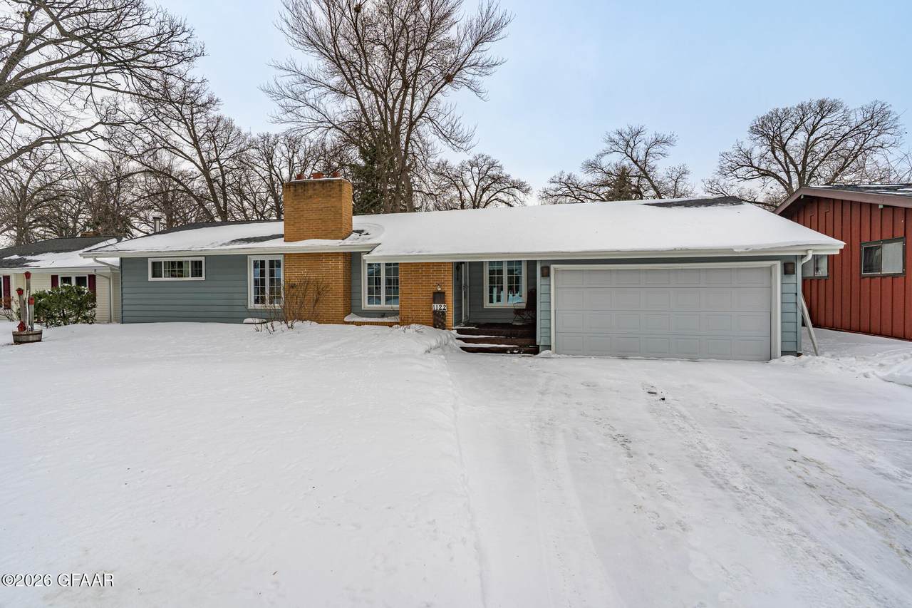 1122 13TH AVE SE - Photo 1