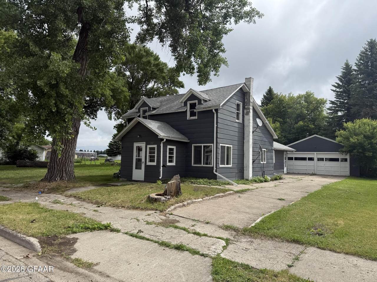 217,215 5TH AVE - Photo 1