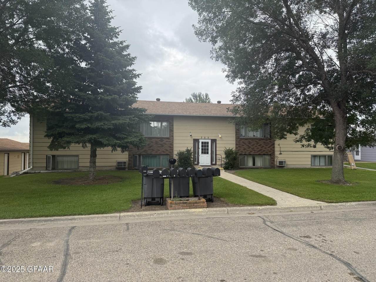 305 8TH AVE Avenue - Photo 1