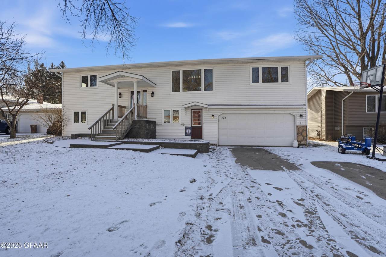 704 7TH Street - Photo 1