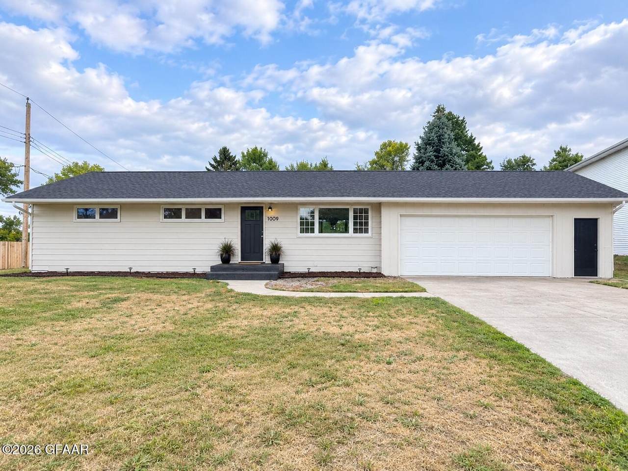 1009 8TH Street - Photo 1